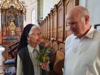 Sr. Rosmarie im Gespr&auml;ch mit Pater Bernhard Raas